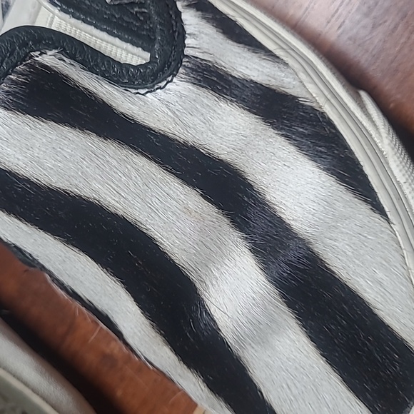 Black and white Hide Vans 7 - Picture 4 of 6